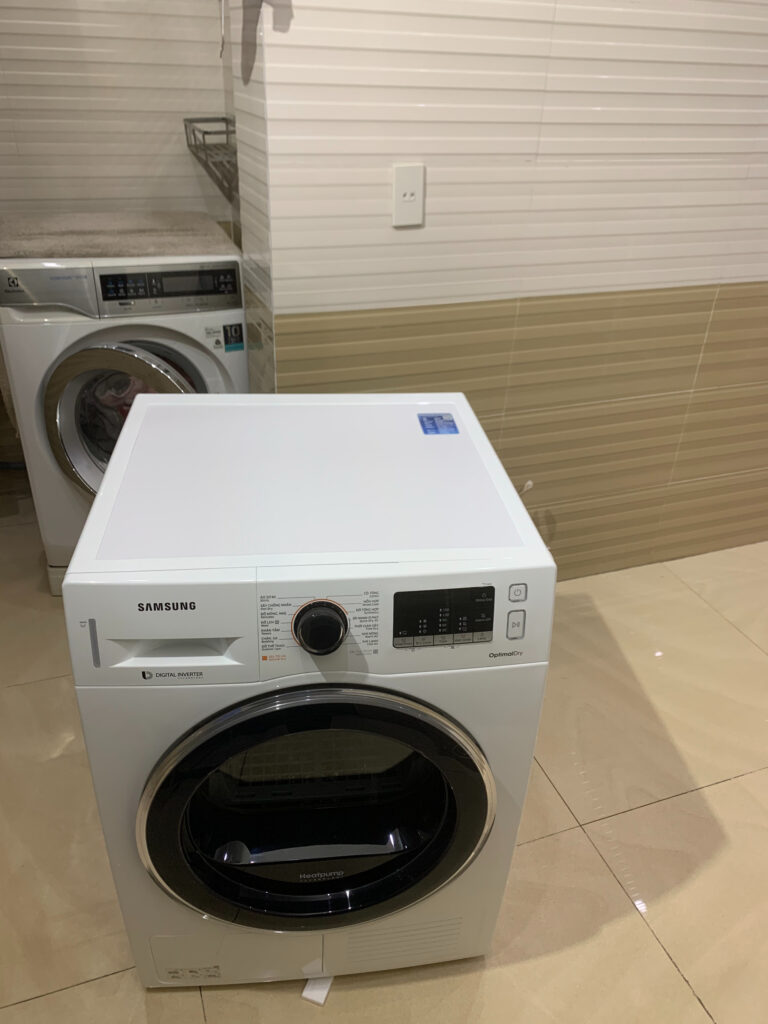 Hướng dẫn chi tiết sử dụng máy sấy quần áo Samsung Máy sấy quần áo Samsung là một trong những thiết bị gia dụng thông minh và tiện dụng nhất hiện nay. Với công nghệ tiên tiến và nhiều tính năng nổi bật, máy sấy Samsung không chỉ giúp quần áo khô nhanh mà còn giữ cho vải vóc luôn mềm mại và bền màu. Tuy nhiên, để sử dụng máy sấy một cách hiệu quả và tối ưu, bạn cần nắm vững các bước hướng dẫn sau đây. Sử dụng máy sấy quần áo Samsung hiệu quả Chuẩn bị quần áo trước khi sấy: Đảm bảo quần áo đã được giặt sạch và vắt khô trước khi cho vào máy sấy. Hãy kiểm tra các nhãn mác trên quần áo để chọn chế độ sấy phù hợp. Phân loại quần áo: Phân loại quần áo theo chất liệu và độ dày để chọn chế độ sấy thích hợp. Những loại vải mỏng như lụa, satin nên được sấy ở nhiệt độ thấp, trong khi vải dày như jeans, khăn tắm có thể chịu được nhiệt độ cao hơn. Chọn chế độ sấy: Máy sấy Samsung có nhiều chế độ sấy khác nhau như sấy nhanh, sấy thường, sấy mát, sấy giảm nhăn. Bạn nên chọn chế độ phù hợp với loại vải để tiết kiệm điện năng và bảo vệ quần áo. Kiểm tra lồng sấy: Trước khi bật máy, hãy kiểm tra lồng sấy để đảm bảo không có vật lạ nào bên trong có thể gây hỏng máy. Khởi động máy: Sau khi đã chuẩn bị và lựa chọn chế độ sấy phù hợp, bạn chỉ cần nhấn nút nguồn để khởi động máy. Thời gian sấy sẽ tự động điều chỉnh dựa trên cảm biến độ ẩm tích hợp. Lấy quần áo ra ngay sau khi sấy xong: Điều này giúp tránh quần áo bị nhăn và giữ cho chúng luôn mềm mại. Tính năng nổi bật của máy sấy quần áo Samsung Cảm biến độ ẩm: Giúp máy tự động điều chỉnh thời gian và nhiệt độ sấy, giúp quần áo không bị quá khô và tiết kiệm điện năng. Chế độ sấy nhanh: Rút ngắn thời gian sấy mà vẫn đảm bảo quần áo khô đều. Tiết kiệm năng lượng: Với công nghệ Inverter, máy sấy Samsung hoạt động hiệu quả hơn, giảm tiêu thụ điện năng đáng kể. Với những hướng dẫn trên, hy vọng bạn sẽ sử dụng máy sấy quần áo Samsung một cách hiệu quả và tiết kiệm nhất. Hãy nhớ bảo trì máy định kỳ để giữ cho thiết bị luôn hoạt động ổn định và bền bỉ. Cách khắc phục sự cố thường gặp với máy sấy Samsung Máy sấy quần áo Samsung là lựa chọn phổ biến nhờ tính năng hiện đại và độ bền cao. Tuy nhiên, đôi khi bạn có thể gặp phải một số vấn đề khi sử dụng. Dưới đây là một số sự cố phổ biến và cách khắc phục hiệu quả. Các sự cố thường gặp và cách giải quyết Máy sấy không hoạt động: Nguyên nhân: Có thể do nguồn điện không ổn định, cầu chì bị cháy hoặc công tắc an toàn không đóng. Giải pháp: Kiểm tra nguồn điện, thay cầu chì nếu cần, đảm bảo công tắc an toàn được đóng chặt. Máy sấy không nóng: Nguyên nhân: Yếu tố nhiệt bị hỏng, bộ điều khiển nhiệt độ gặp sự cố. Giải pháp: Kiểm tra và thay thế yếu tố nhiệt, liên hệ kỹ thuật viên sửa chữa để kiểm tra bộ điều khiển. Máy sấy kêu to: Nguyên nhân: Đồ vật nhỏ mắc kẹt trong lồng sấy, ổ bi bị mòn. Giải pháp: Tắt máy và kiểm tra lồng sấy, thay thế ổ bi nếu cần thiết. Quần áo không khô hoàn toàn: Nguyên nhân: Lồng sấy quá tải, chọn chế độ sấy không phù hợp. Giải pháp: Giảm bớt lượng quần áo, chọn chế độ sấy phù hợp với loại vải. Máy sấy ngắt quãng: Nguyên nhân: Bộ phận cảm biến nhiệt độ hoạt động không đúng cách. Giải pháp: Liên hệ với công ty điện máy Lê Phạm để kiểm tra và sửa chữa cảm biến. Lời khuyên bảo trì máy sấy Vệ sinh bộ lọc xơ vải: Sau mỗi lần sấy, hãy làm sạch bộ lọc để đảm bảo luồng không khí thông suốt, giúp máy hoạt động hiệu quả hơn. Kiểm tra ống thông hơi: Đảm bảo ống thông hơi không bị tắc để tăng cường hiệu suất sấy. Bảo dưỡng định kỳ: Thực hiện bảo dưỡng định kỳ để phát hiện kịp thời những sự cố tiềm ẩn và kéo dài tuổi thọ máy. Với những hướng dẫn này, bạn có thể tự tin khắc phục các sự cố thường gặp khi sử dụng máy sấy quần áo Samsung. Hãy luôn tuân thủ hướng dẫn và bảo trì máy thường xuyên để đảm bảo máy hoạt động hiệu quả nhất.